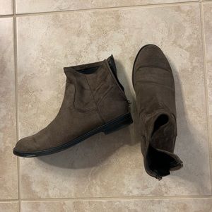 %%%Kenneth Cole Reaction brown suede booties size 7.5